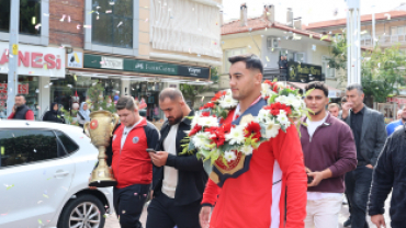 Kula’nın gururu Melih Özdemir memleketinde coşkuyla karşılandı
