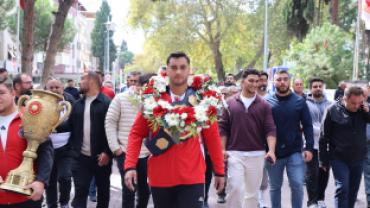 Kula’nın gururu Melih Özdemir memleketinde coşkuyla karşılandı