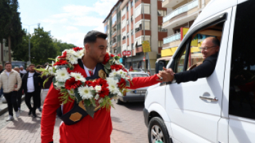 Kula’nın gururu Melih Özdemir memleketinde coşkuyla karşılandı