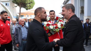 Kula’nın gururu Melih Özdemir memleketinde coşkuyla karşılandı