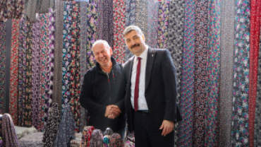 Başkan Dönmez,  Pazar Esnafıyla Kucaklaştı
