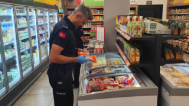 Kula’da market ve bakkallara sıkı denetim: Son kullanma tarihleri ve fiyat etiketleri incelendi