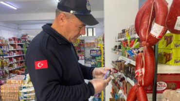 Kula’da market ve bakkallara sıkı denetim: Son kullanma tarihleri ve fiyat etiketleri incelendi
